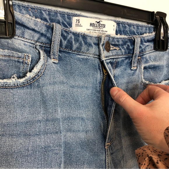Hollister Curvy High Rise Ripped Mom Jeans Blue Denim Size 28 Short - Picture 8 of 16